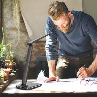 Immax KINGFISHER Qi schwarze LED-Tischleuchte mit kabelloser Qi- und USB-Ladung (6)